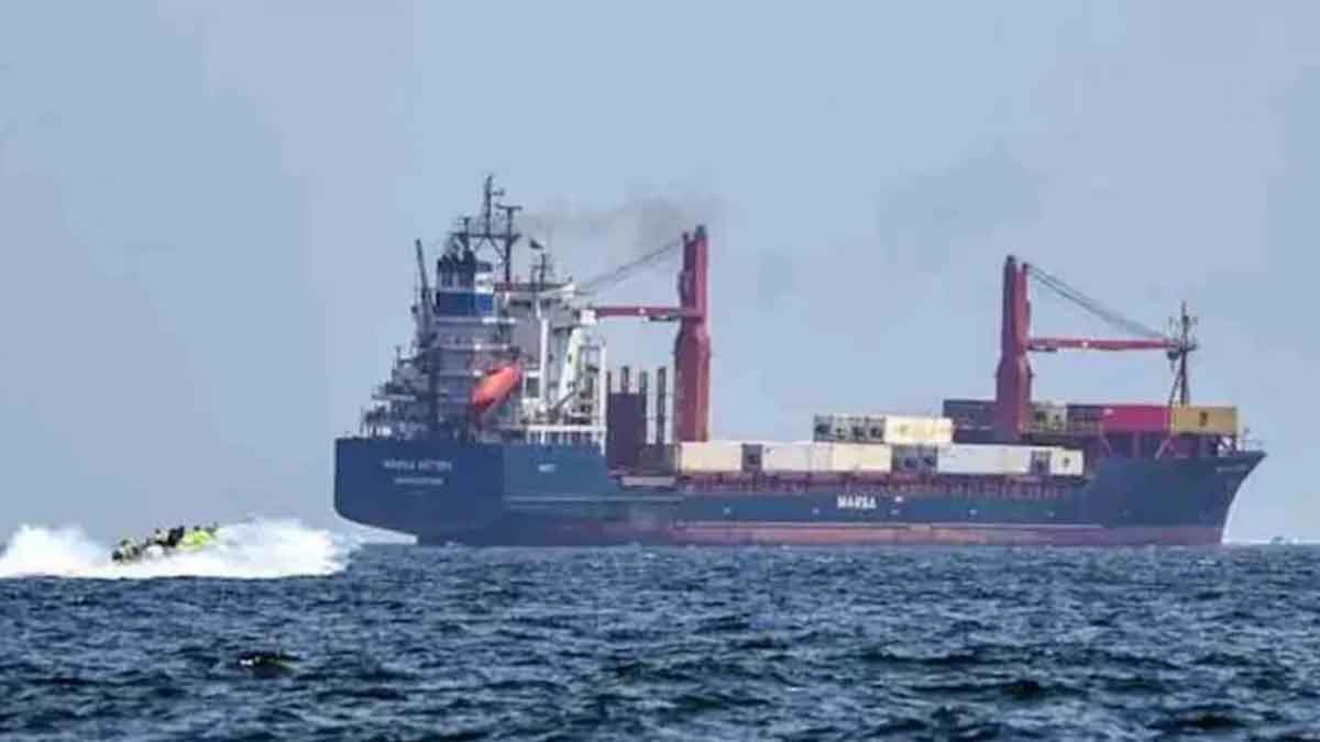 মার্কিন অবরোধ উপেক্ষা করে হরমুজ পার হলো চীনা জাহাজ