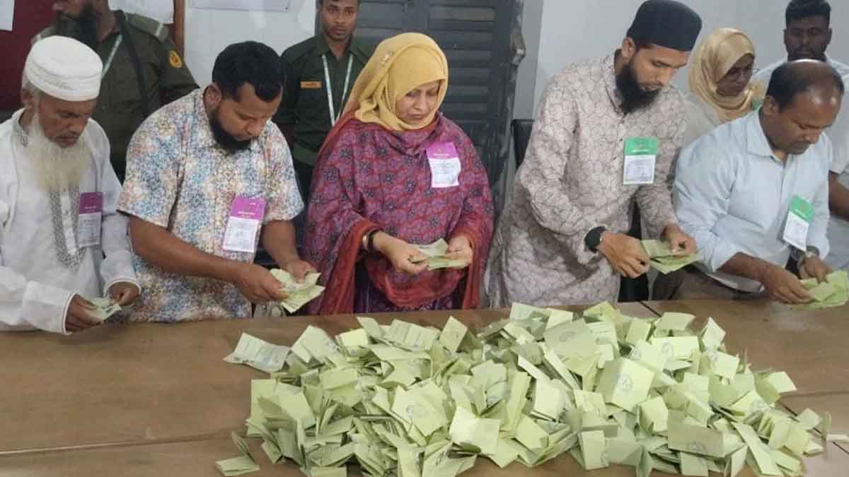 বগুড়ায় উপনির্বাচনে ভোটগ্রহণ শেষে চলছে গণনা