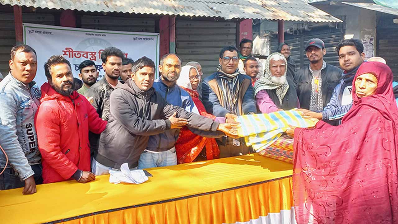 বিরলে শতাধিক গরীব দুস্থ্য মানুষের মাঝে কম্বল বিতরণ