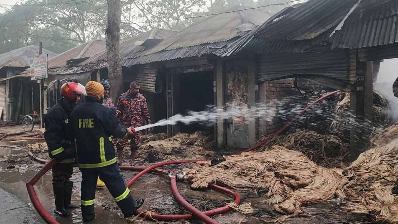 পাটের গুদামে আগুন: ব্যবসায়ীদের ১ কোটি টাকার ক্ষতি