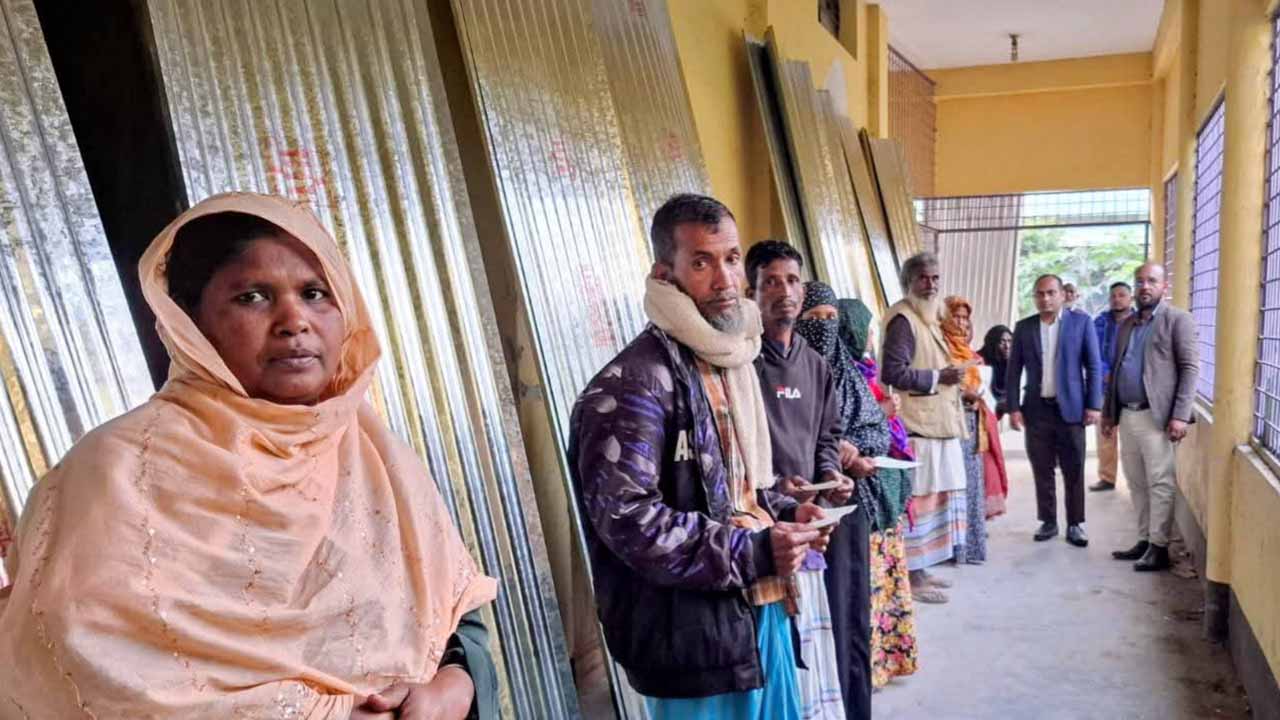 পার্বতীপুরে ৪৬টি পরিবারের মাঝে ঢেউটিন ও নগদ সহায়তা প্রদান