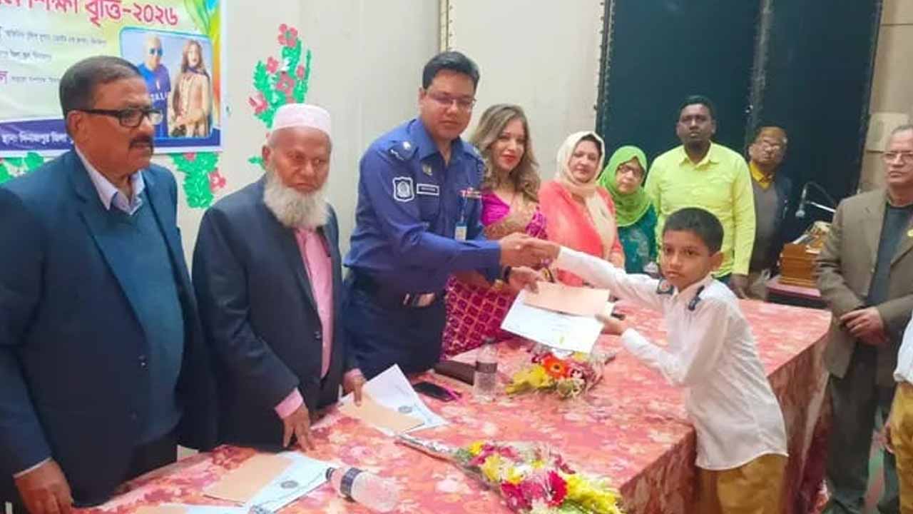 দিনাজপুর জিলা স্কুলে ডা. শামসুল আলম এর শিক্ষাবৃত্তি প্রদান