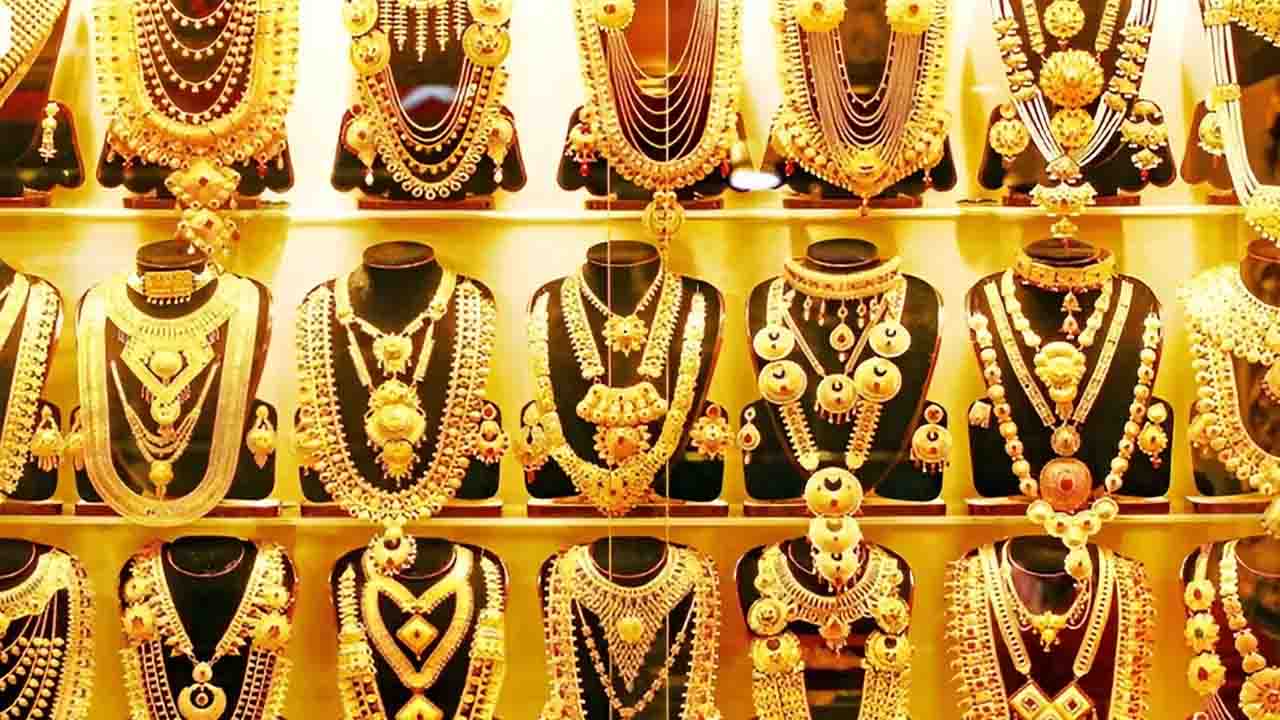 স্বর্ণের বাজারে বড় পতন, নতুন দাম জানাল বাজুস