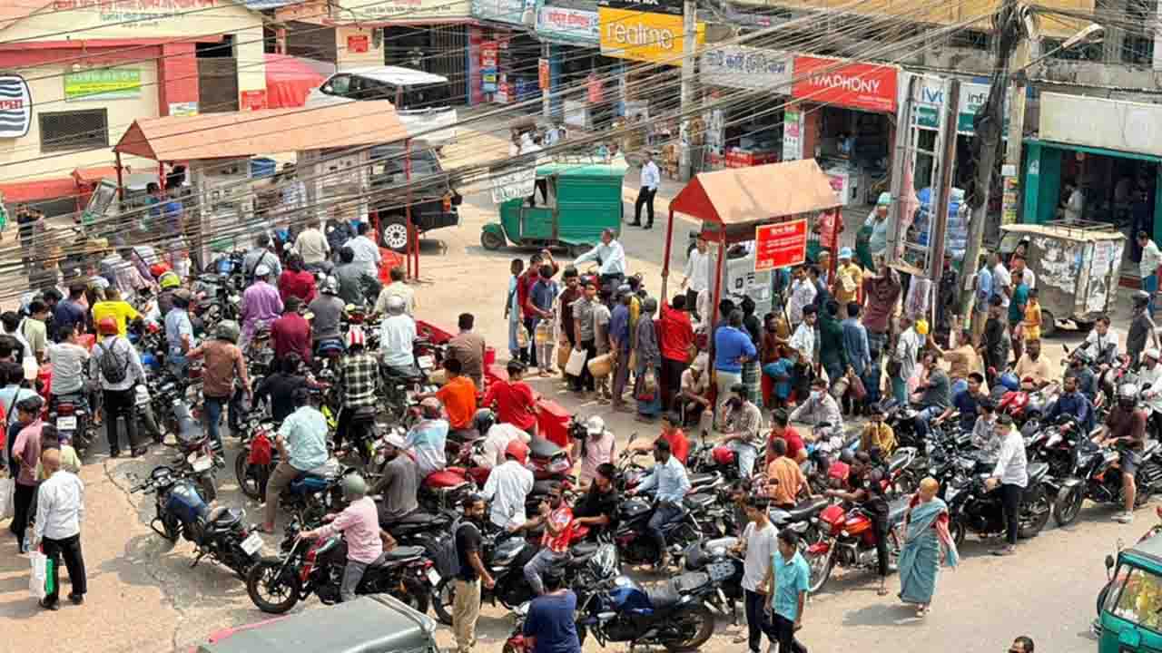সাতক্ষীরায় মোটরসাইকেলে তেল নিতে লাগবে ফুয়েল কার্ড