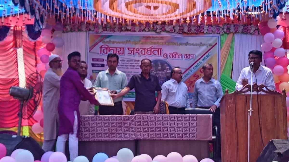 ঘোড়াঘাটে রানীগঞ্জ স্কুলে বিদায় সংবর্ধনা ও নবীন বরণ
