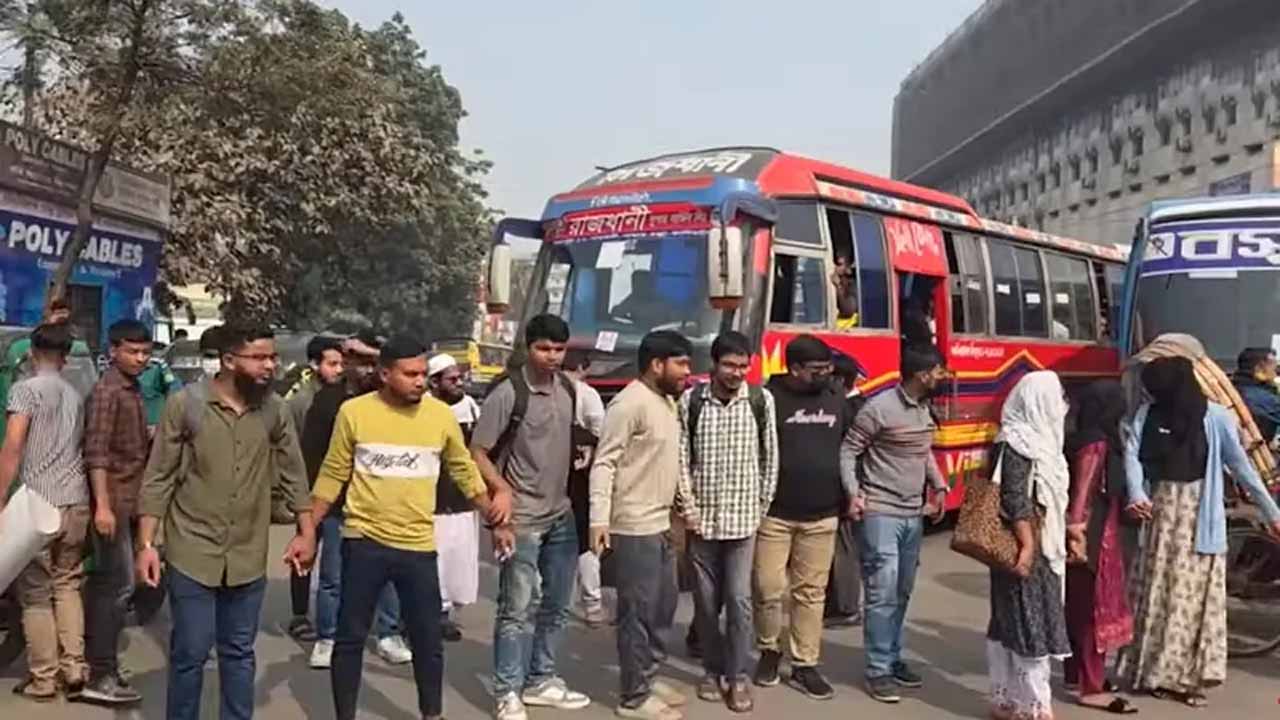 ঢাকার তিন স্থানে সাত কলেজের শিক্ষার্থীদের সড়ক অবরোধ