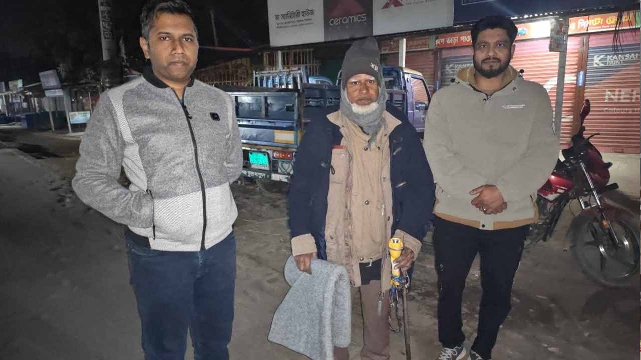 কনকনে শীতে মাঝরাতে ছিন্নমূল মানুষের দ্বারে বোচাগঞ্জের ‘ ইউএনও