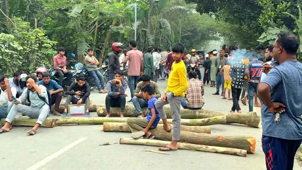 জ্বালানি তেল না পেয়ে রাস্তা অবরোধ মোটরসাইকেল চালকদের