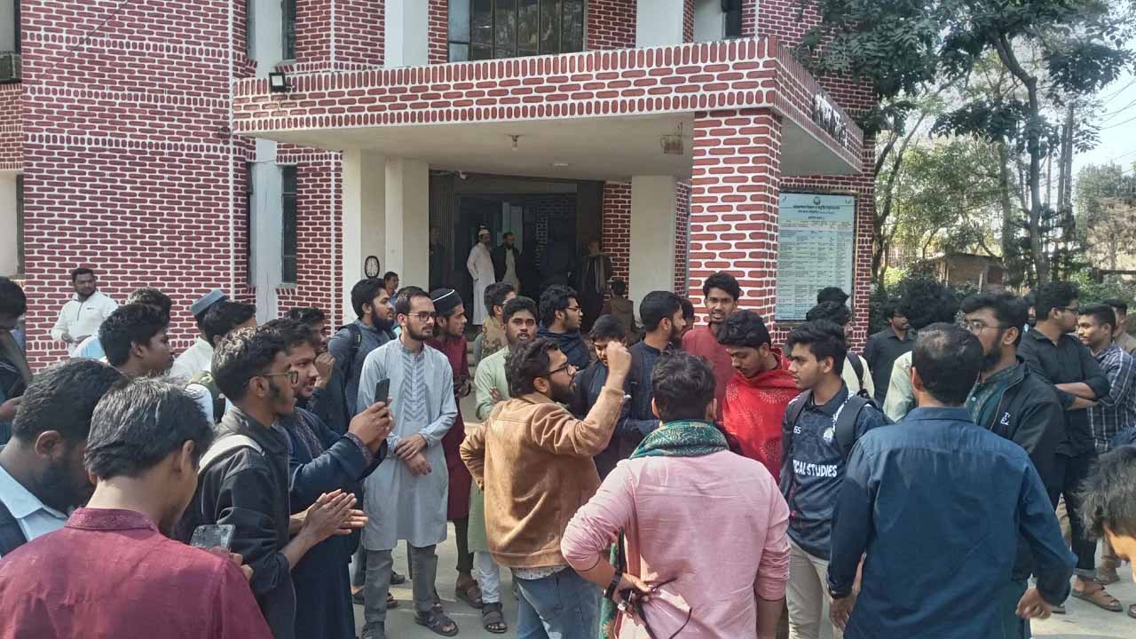 ইসিতে ছাত্রদলের বিক্ষোভের প্রতিবাদে শাবিতে শিক্ষার্থীদের মিছিল