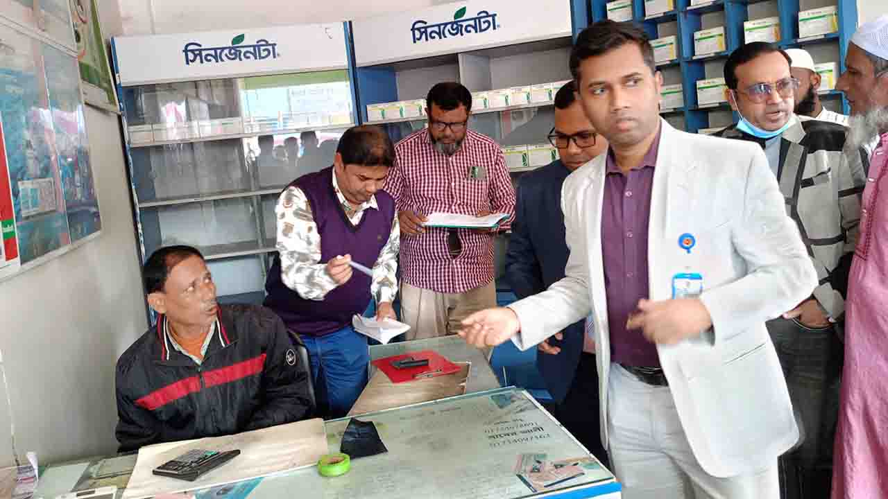 বোচাগঞ্জে দুই সার ডিলারকে ৭০ হাজার টাকা জরিমানা