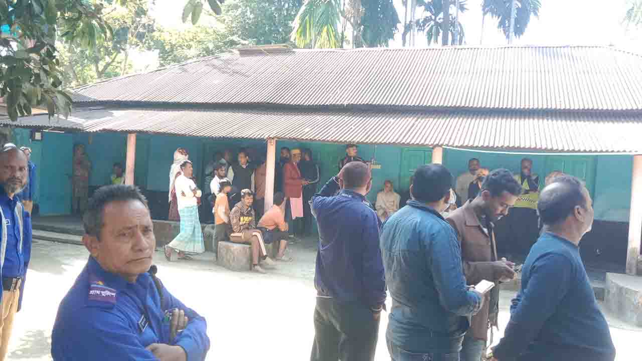 গভীর রাতে ঘরে ঢুকে এক ব্যক্তিকে গলা কেটে হত্যা, তদন্তে পুলিশ