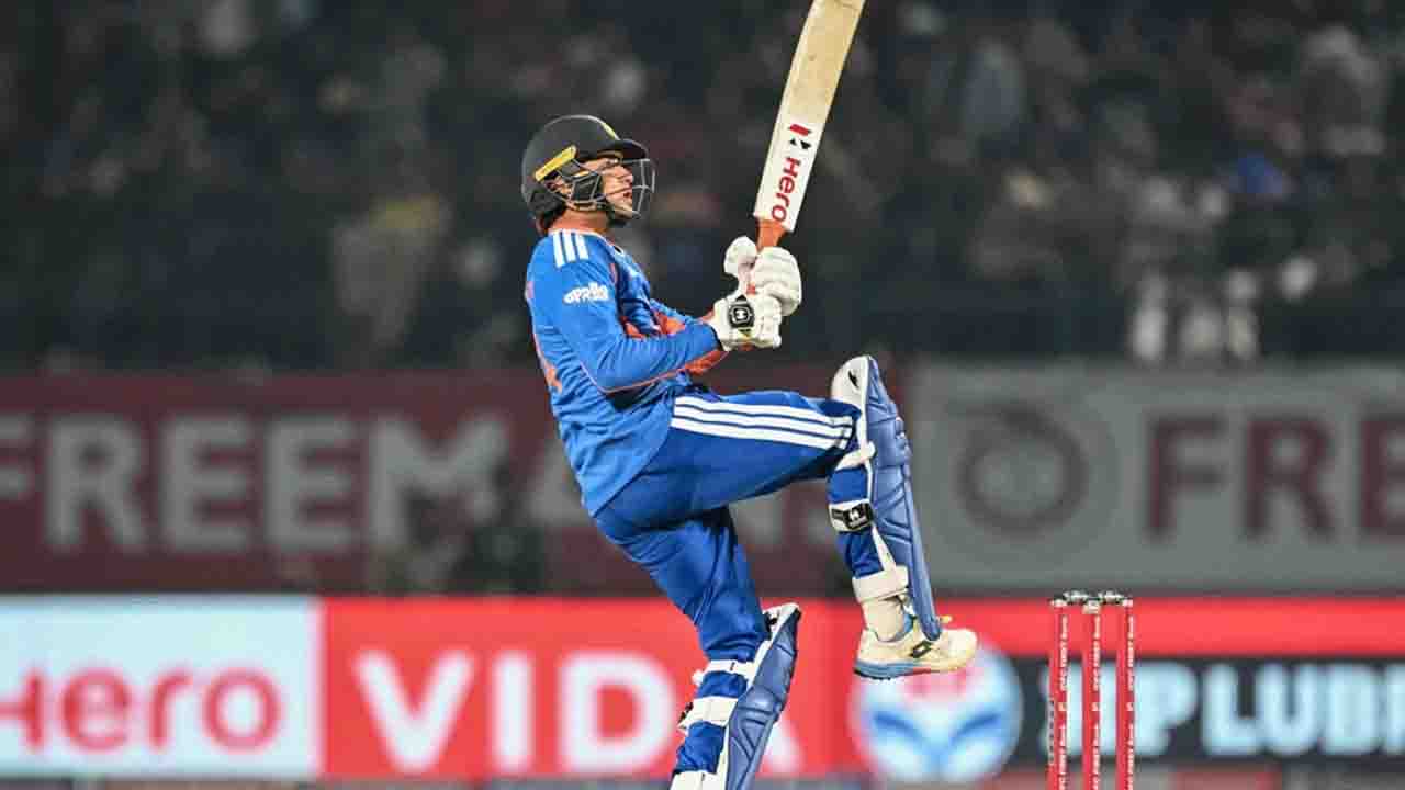 ছক্কার নতুন রেকর্ড গড়লেন অভিষেক