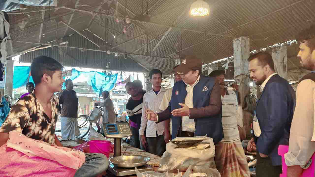 খানসামা বাজারে ওজন যন্ত্র যাচাই করল উপজেলা প্রশাসন