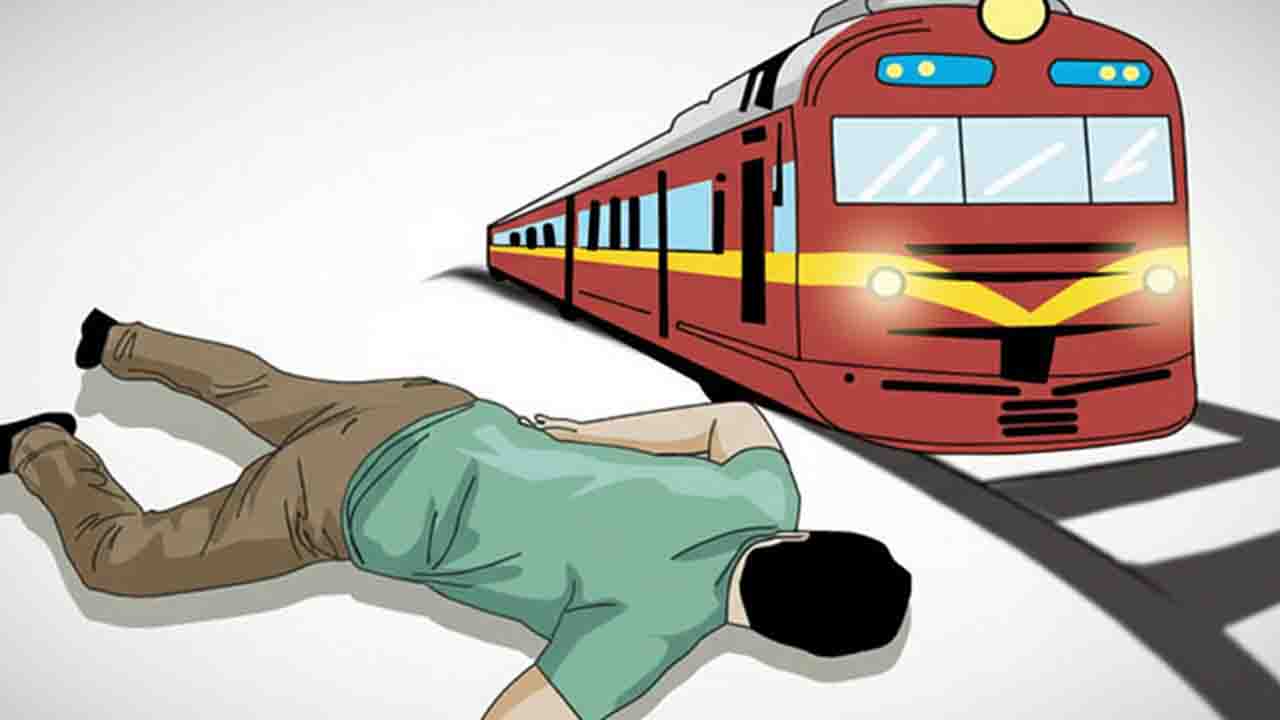 রেললাইনে হাঁটার সময় ট্রেনের ধাক্কায় যুবকের মৃত্যু