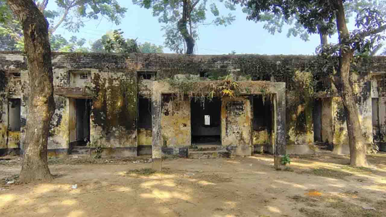 ঘোড়াঘাটে বরাদ্দ সংকটে ইউনিয়ন স্বাস্থ্যকেন্দ্র এখন ‍‍`ভুতুড়ে বাড়ি