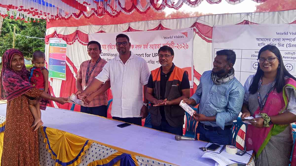 বীরগঞ্জে দরিদ্র পরিবার পেল নগদ অর্থ সহায়তা
