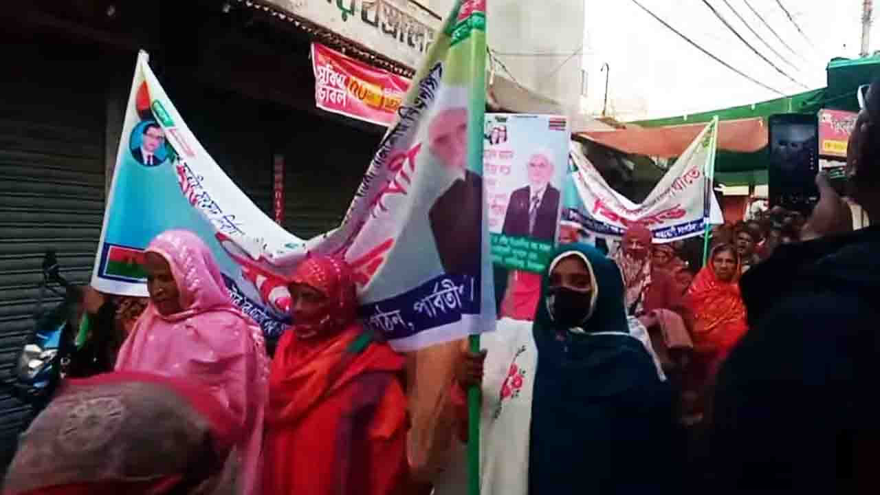 মনোনয়ন পরিবর্তনের দাবিতে পার্বতীপুরে মহিলা দলের বিক্ষোভ মিছিল