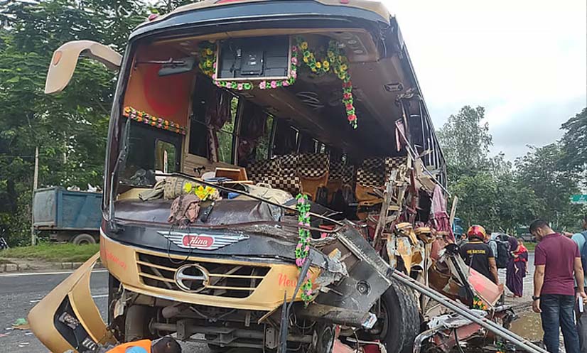 কাভার্ড ভ্যানের পেছনে ধাক্কা দিয়ে দুমড়েমুচড়ে গেল যাত্রীবাহী বাস