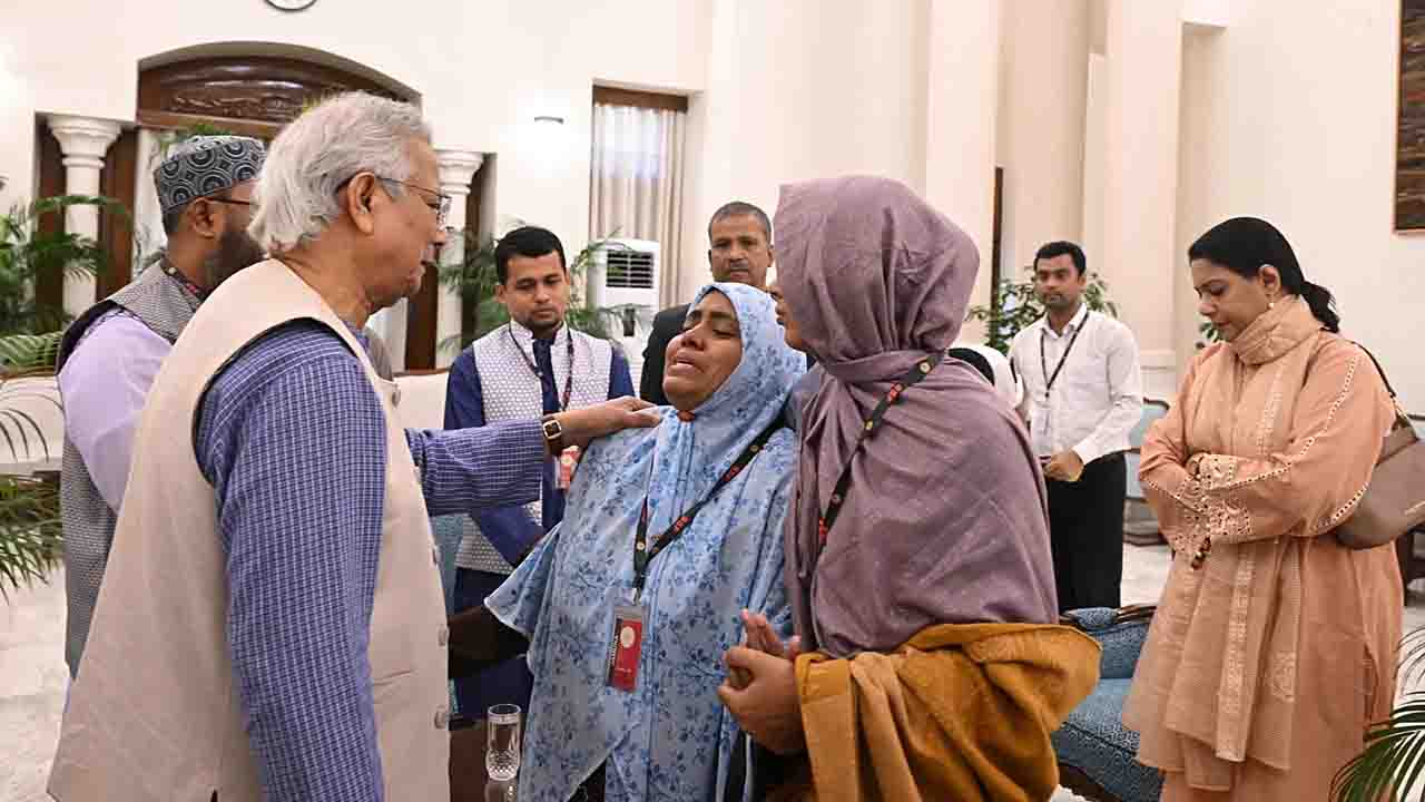 ওসমান হাদির পরিবার ও মঞ্চ নেতাদের সঙ্গে প্রধান উপদেষ্টার সাক্ষাৎ