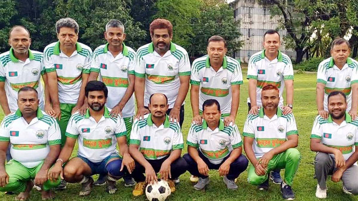 ভোরের আলোয় ফুলবাড়ী কলেজ মাঠে সুস্থ থাকার লড়াই