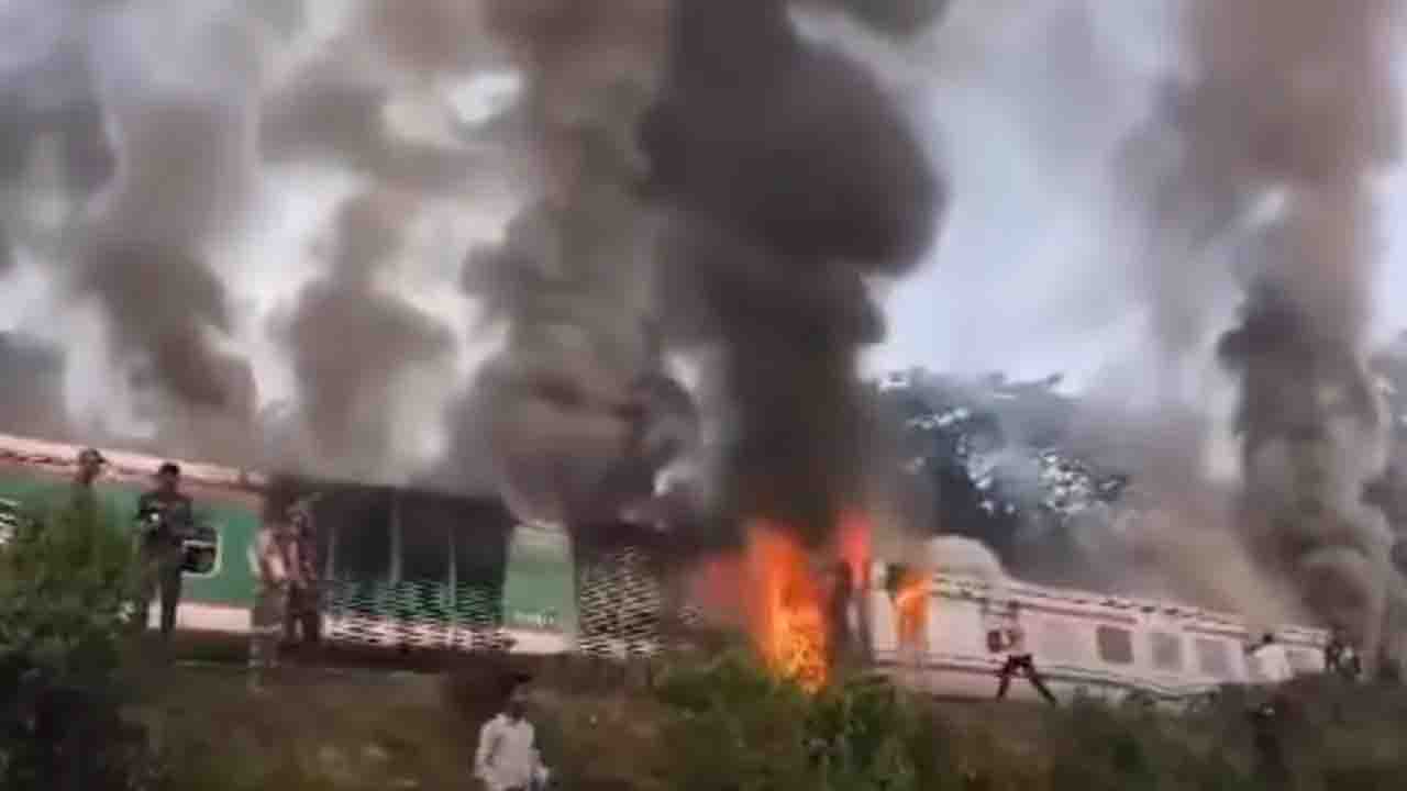 চলন্ত চট্টলা এক্সপ্রেসের ইঞ্জিনে আগুন, আতঙ্কে যাত্রীরা