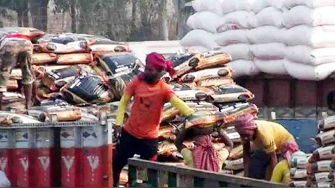 হিলিতে চালের দাম কমেছে কেজিতে ৮ টাকা