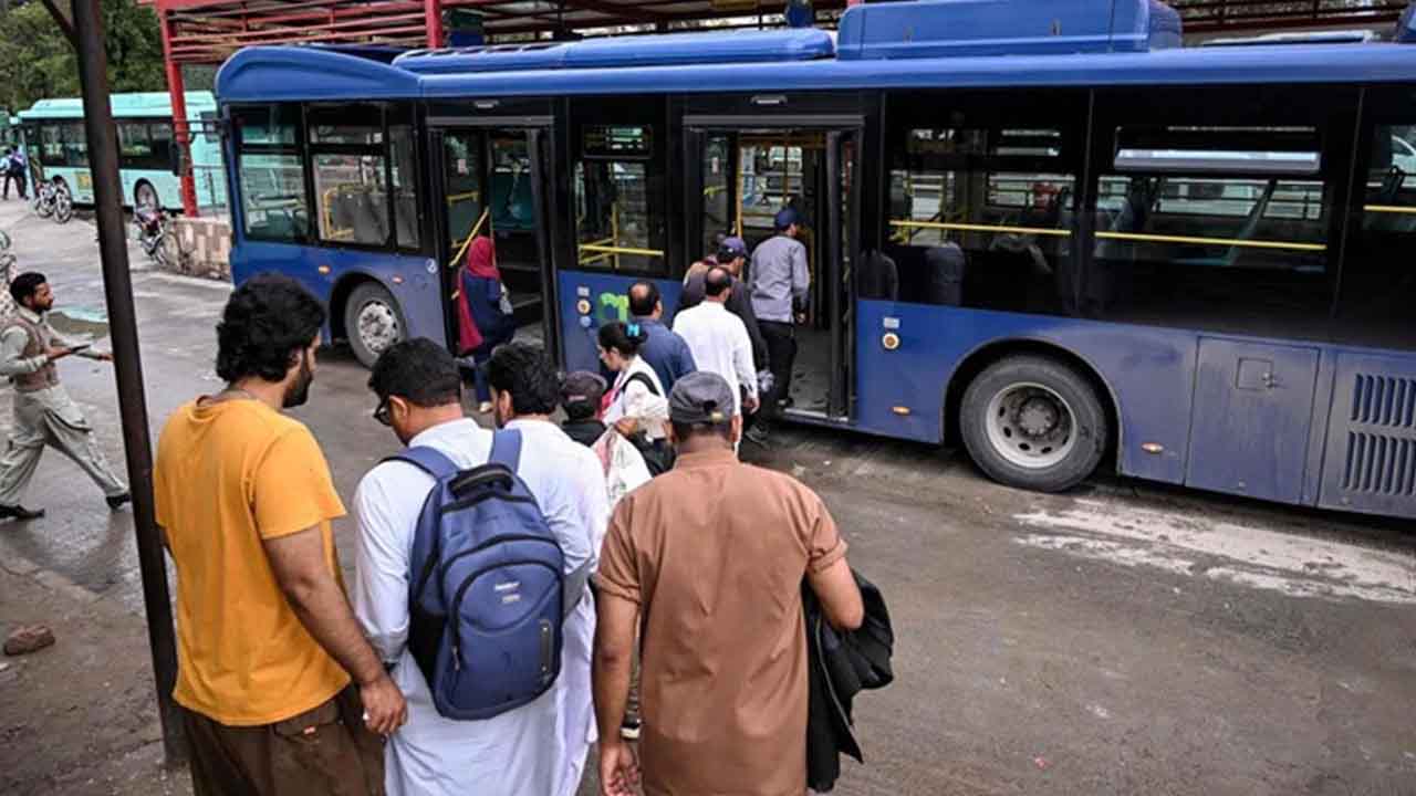 পাকিস্তানে গণপরিবহনে এক মাস বিনা মূল্যে যাতায়াত ঘোষণা