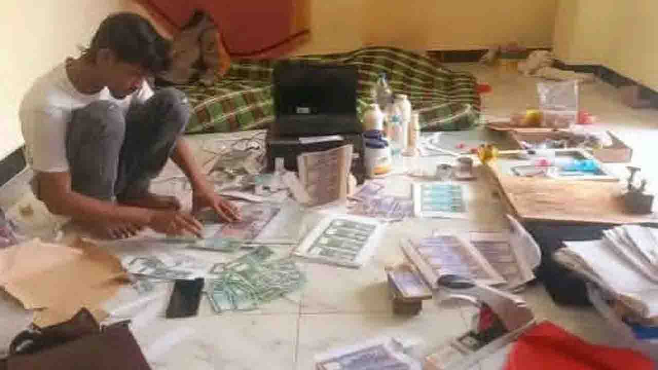 ৫ লাখ টাকার জাল নোট ও সরঞ্জামসহ যুবক আটক