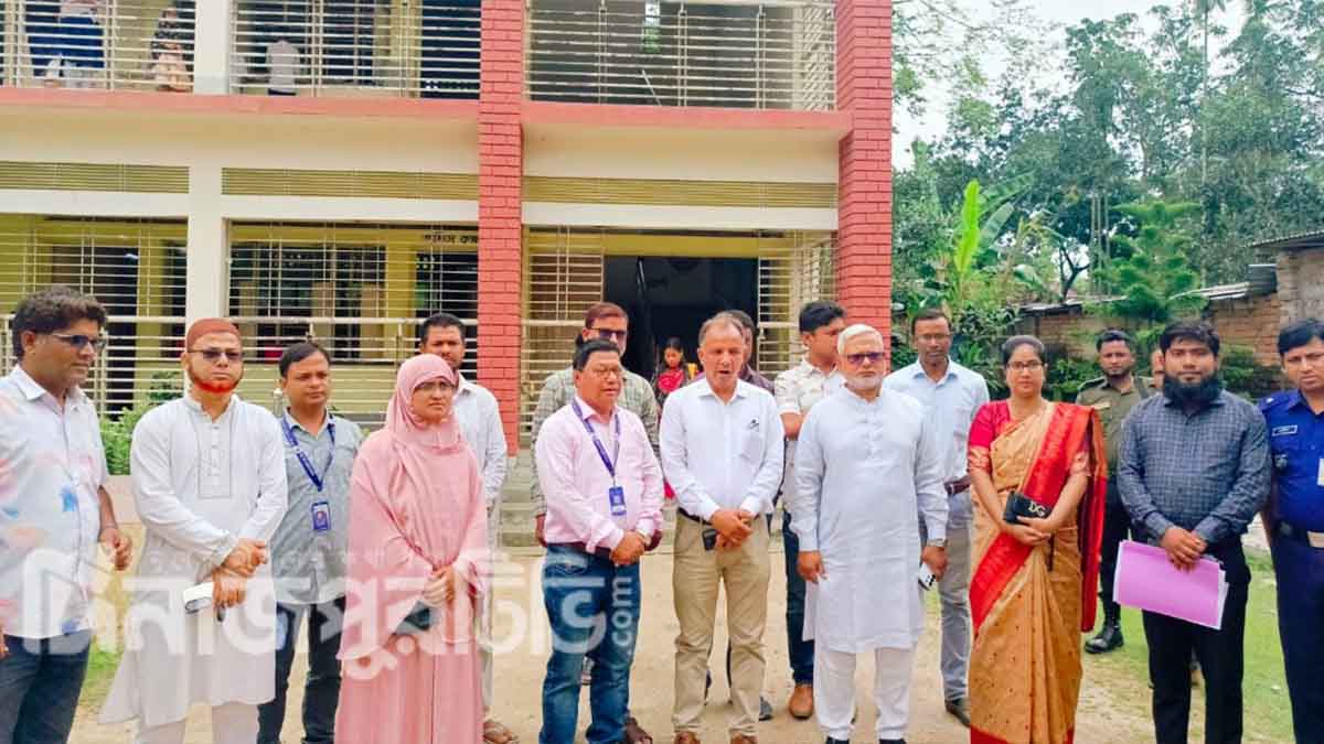 কাহারোলে স্কুল ফিডিং কর্মসূচি পরিদর্শন করলেন এমপি মনজুরুল