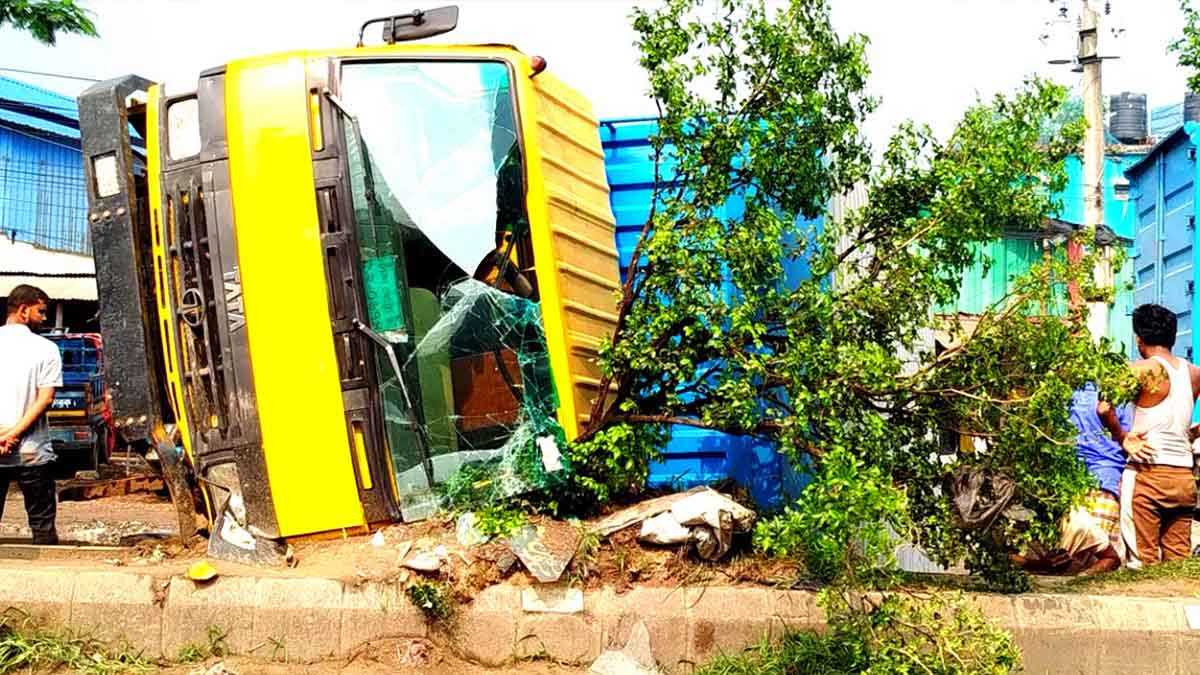 নিয়ন্ত্রণহীন কাভার্ডভ্যানের চাপায় রিকশাচালক নিহত