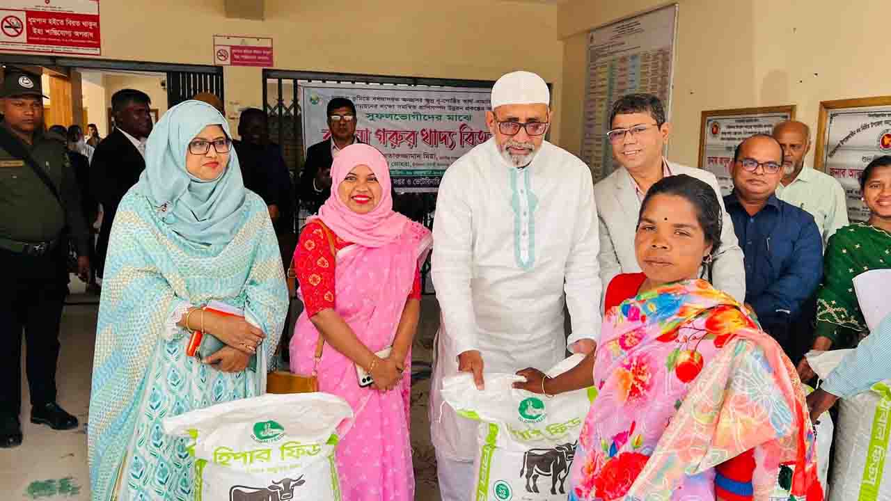 চিরিরবন্দরে ক্ষুদ্র নৃ-গোষ্ঠীর মাঝে গরুর খাদ্য বিতরণ