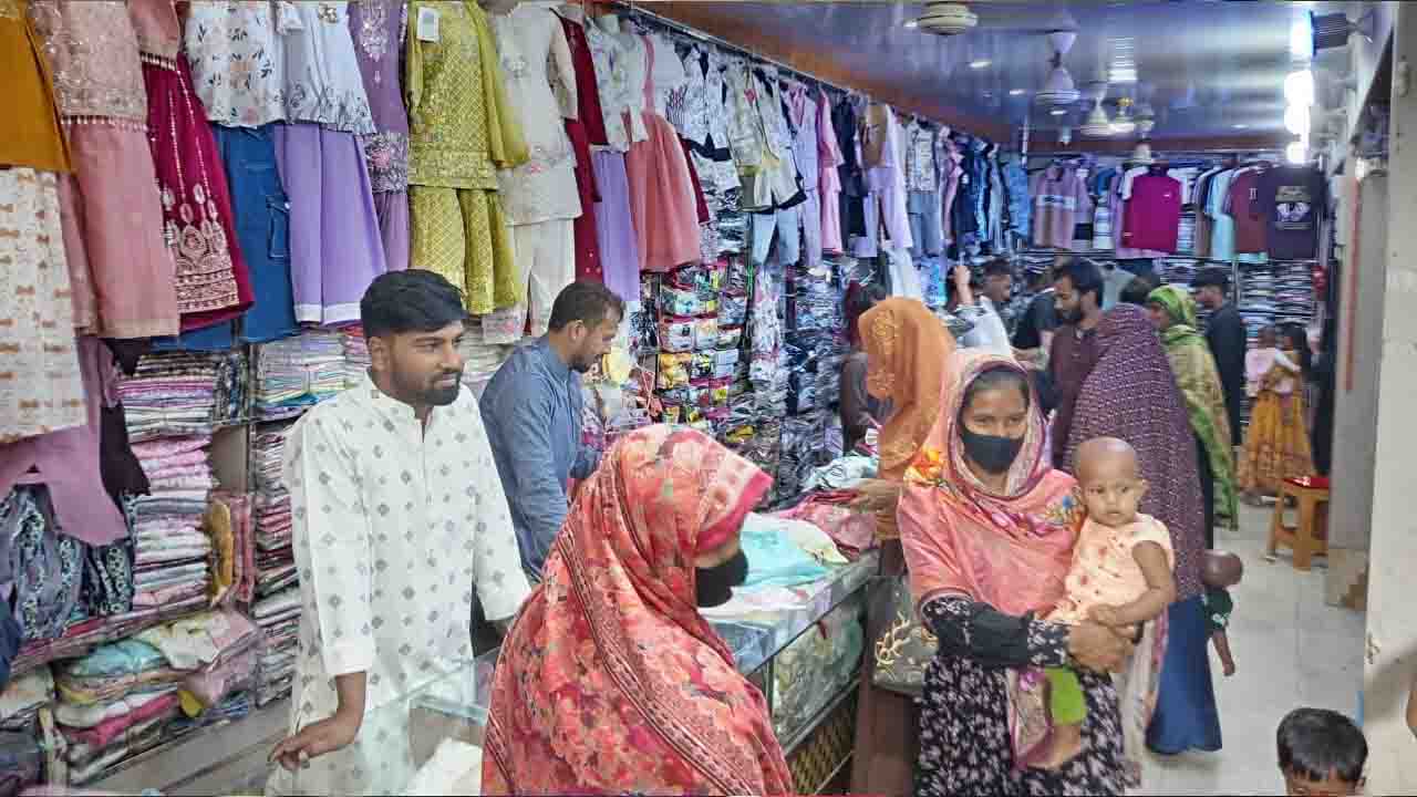 ঘোড়াঘাটে জমে উঠেছে ঈদ বাজার কেনাকাটায় ব্যস্ত