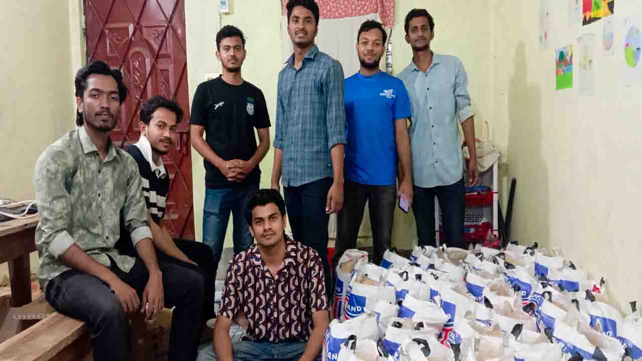 হাতিয়ায় এসএসসি ২০২০ ব্যাচের ঈদ উপহার বিতরণ