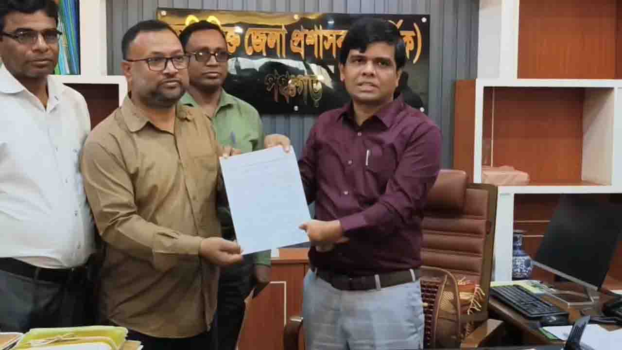 পঞ্চগড়ে নন-এমপিও শিক্ষকদের প্রধানমন্ত্রীর কাছে স্মারকলিপি