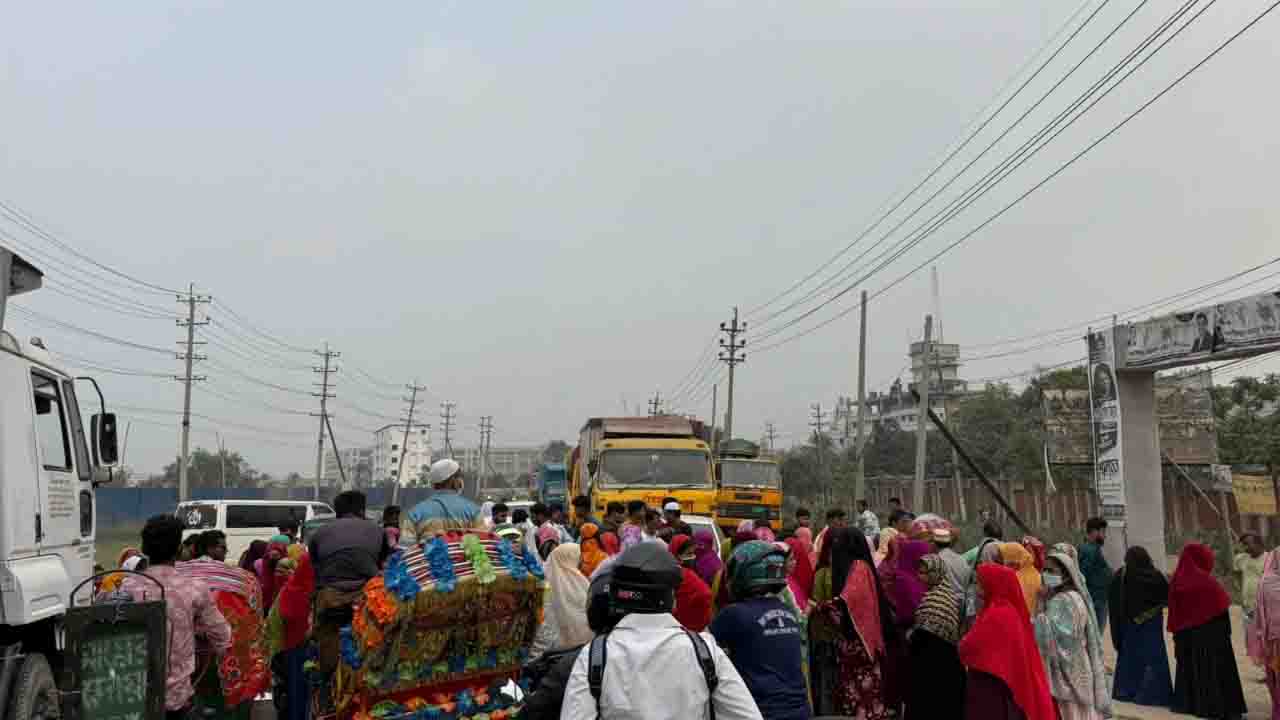 নারায়ণগঞ্জে ঢাকা-সিলেট মহাসড়ক অবরোধ করল শ্রমিকরা