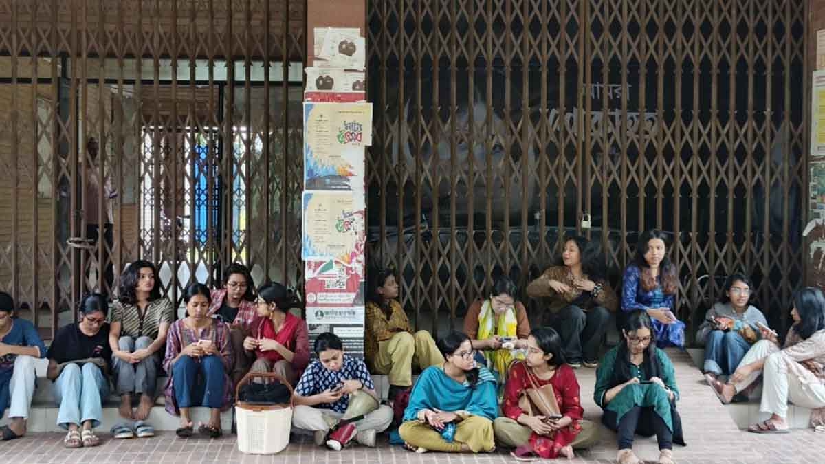 জাবির প্রশাসনিক ভবনে তালা ঝুলিয়ে শিক্ষার্থীদের বিক্ষোভ