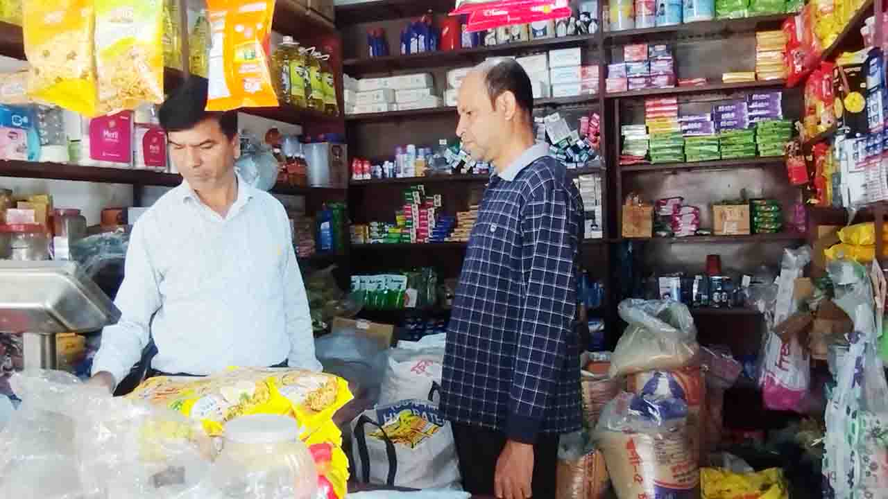 বোচাগঞ্জে ১ টাকা লাভে পণ্য বিক্রি করছেন সুমন স্যার