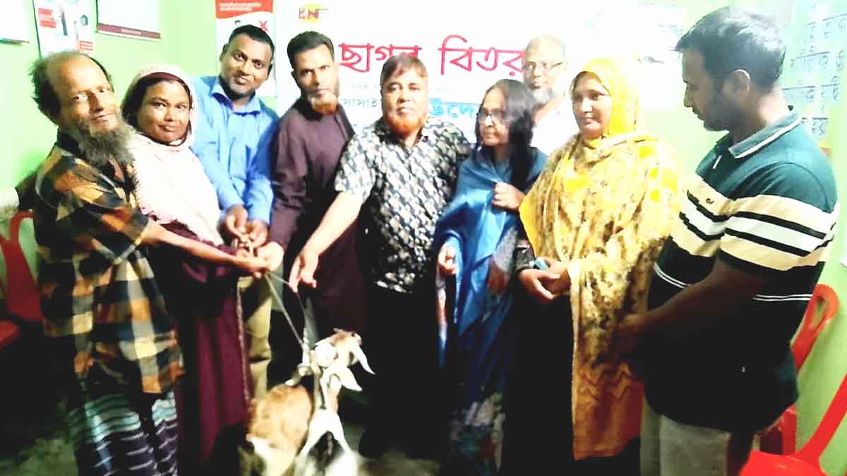 বিরলে প্রতিবন্ধীদের মাঝে ছাগল বিতরণ করল সোসাইটি ফর উদ্যোগ