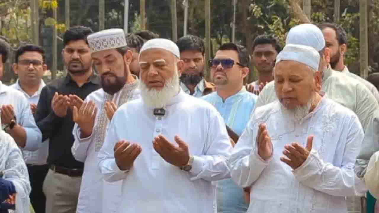 শহীদ সেনাদের কবর জিয়ারত করলেন জামায়াত আমির