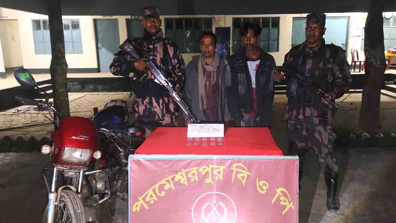 বোচাগঞ্জ সীমান্তে মাদকসহ দুই চোরাকারবারিকে আটক করেছে বিজিবি