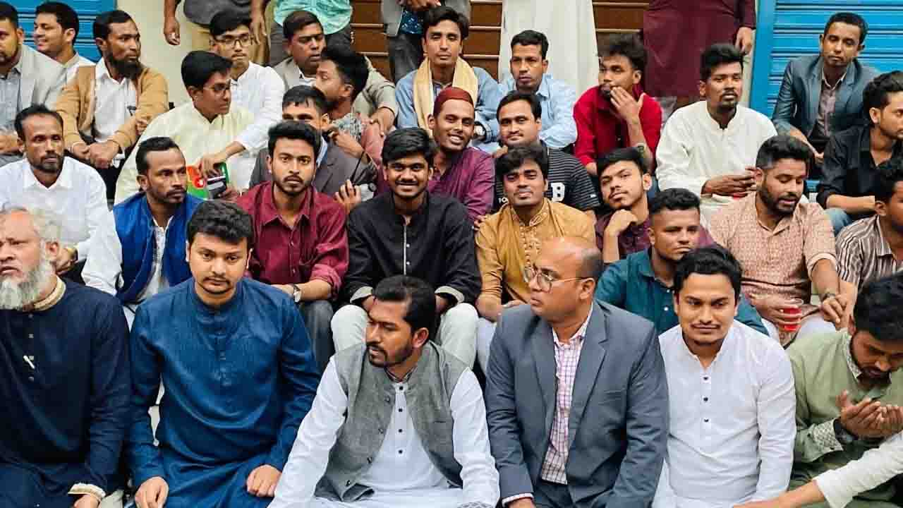 নেতাকর্মী ও সাধারণ মানুষের সাথে প্রতিমন্ত্রী নুরের ইফতার