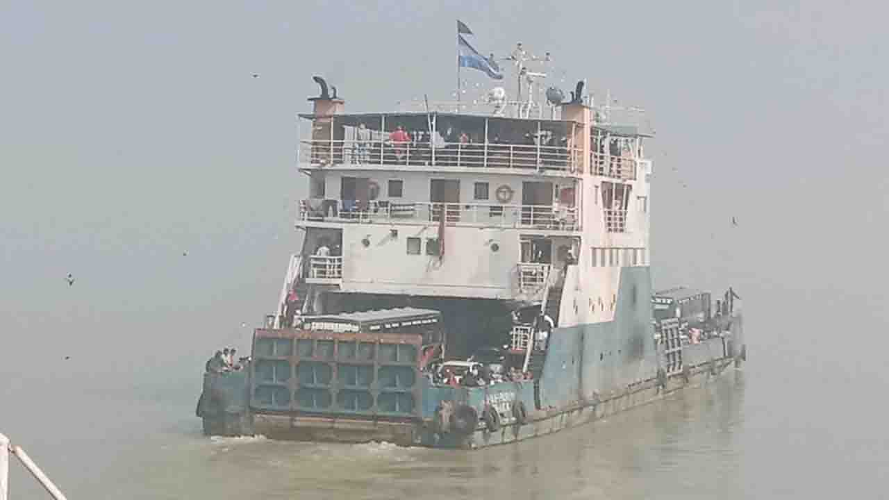 দৌলতদিয়া-পাটুরিয়া নৌপথে ফেরি চলাচল স্বাভাবিক