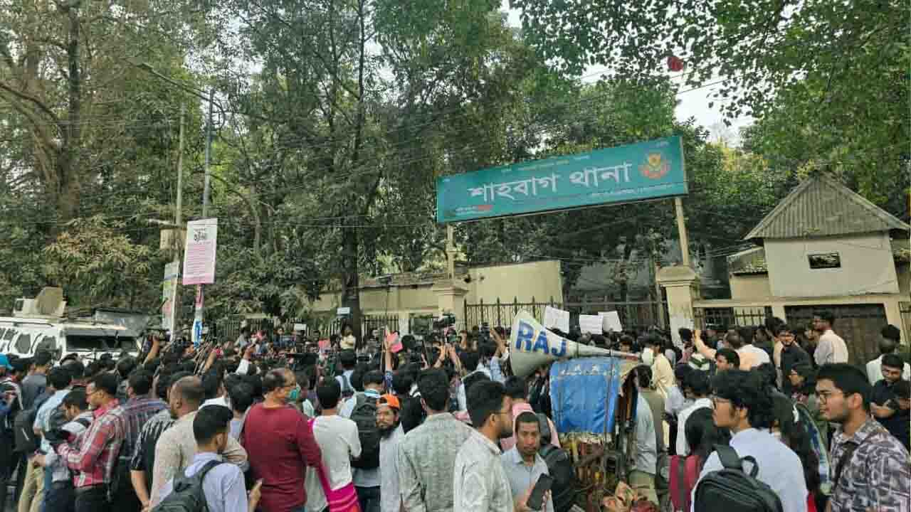 ঢাবি শিক্ষার্থীর ওপর ‘পুলিশি হামলার’ প্রতিবাদে বিক্ষোভ