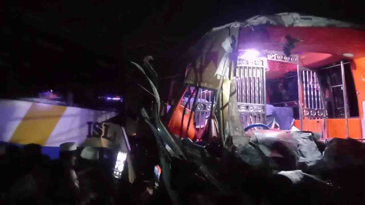 বরিশালে দুই বাসের মুখোমুখি সংঘর্ষে চালক নিহত, আহত অন্তত ২০