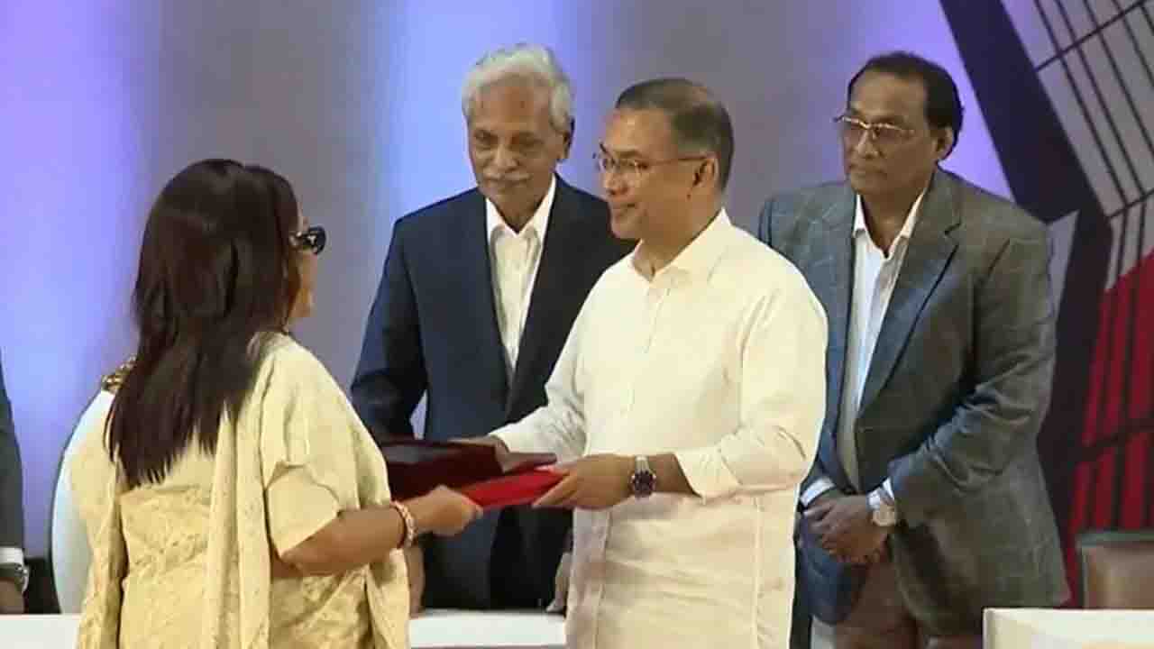 একুশে পদক তুলে দিলেন প্রধানমন্ত্রী তারেক রহমান