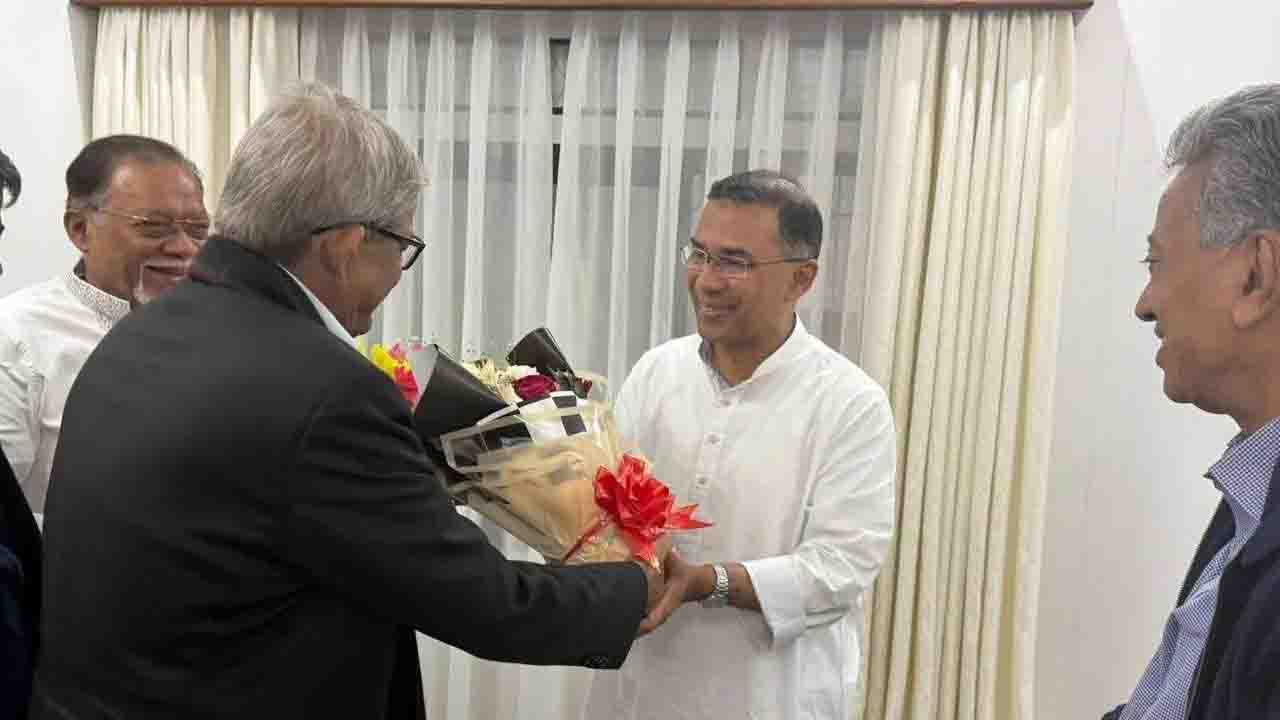 তারেক রহমানকে মির্জা ফখরুলের ফুলেল শুভেচ্ছা