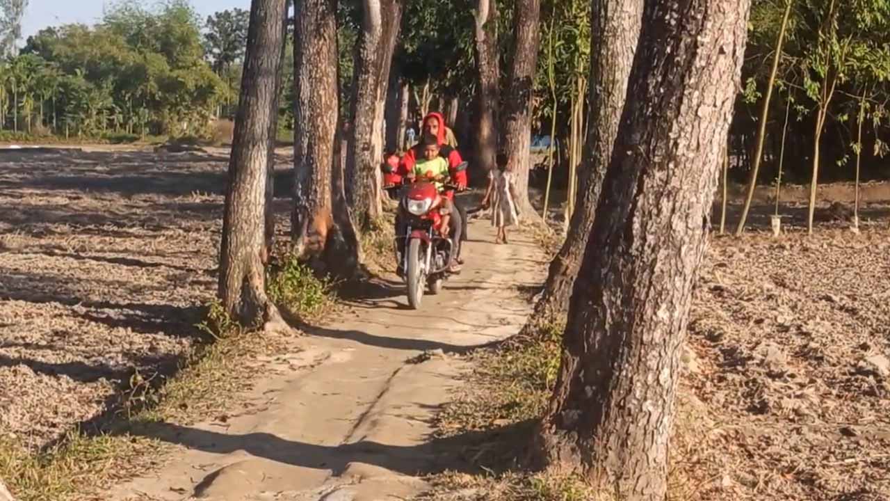 আটোয়ারীতে ৪ দশক ধরে সরু সড়কে ৩ গ্রামের মানুষ ভোগান্তিতে