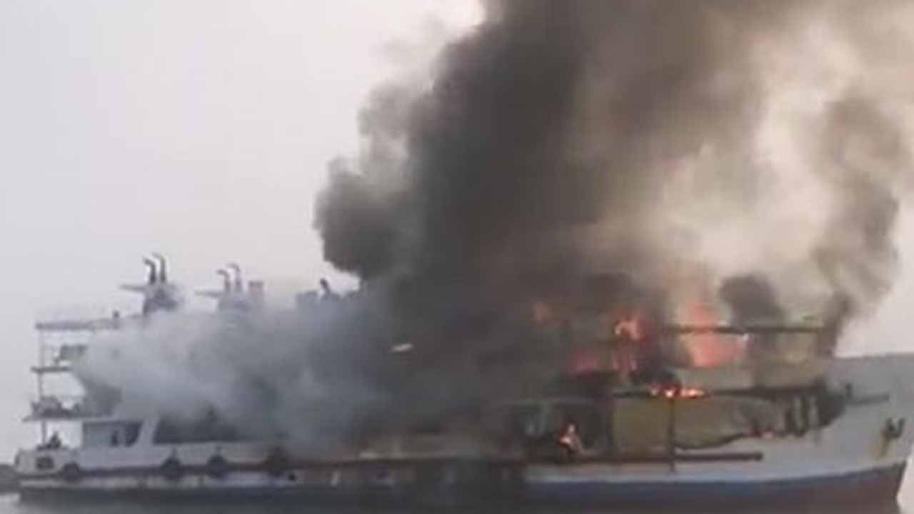 কক্সবাজারে সেন্টমার্টিনগামী জাহাজে আগুন