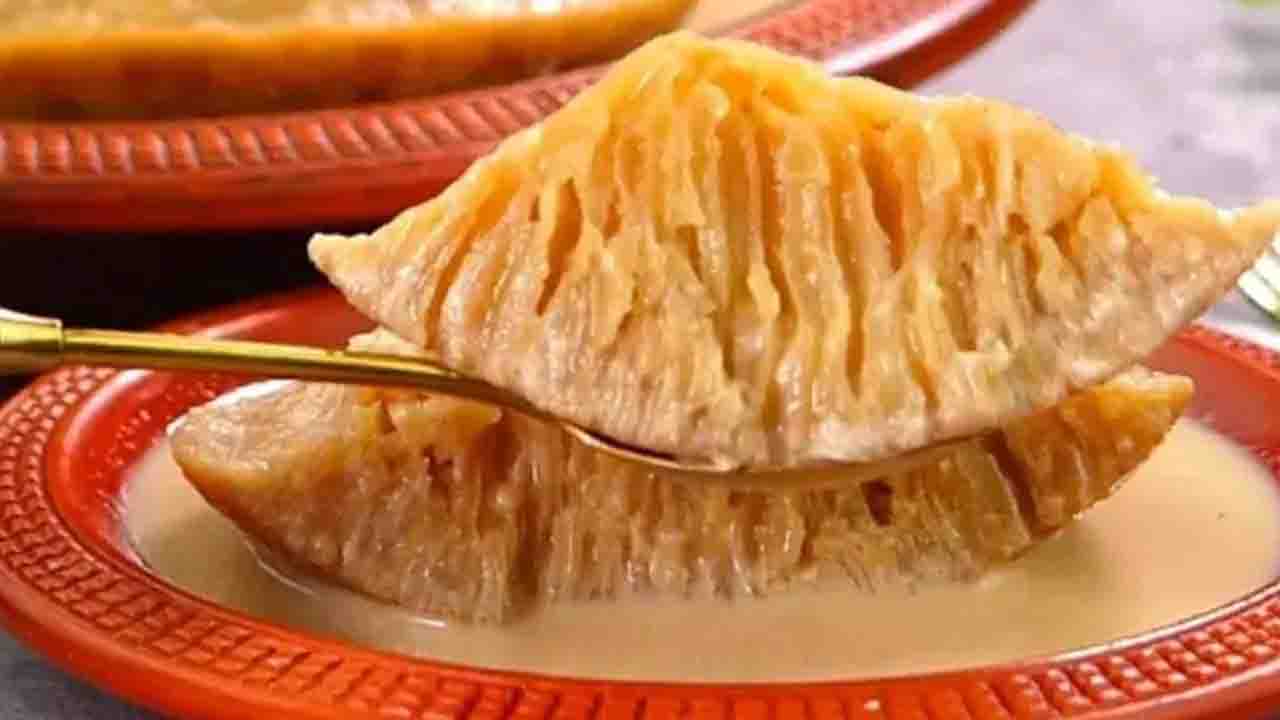 চার ধাপে বাড়িতেই বানান রসালো ‘দুধ চিতই’