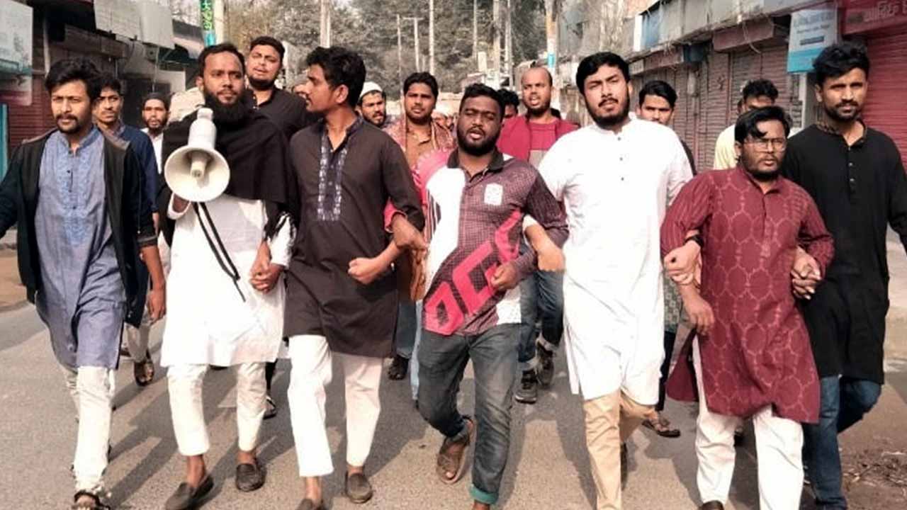 শহীদ ওসমান হাদির রুহের মাগফেরাত কামনায় দোয়া ও বিক্ষোভ
